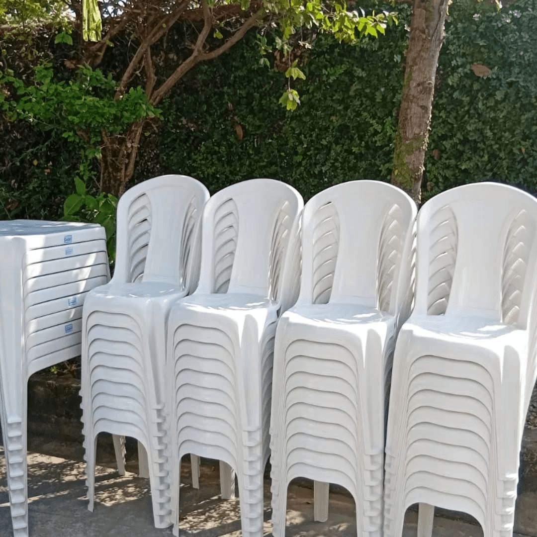 Mesas e cadeiras brancas disponíveis para locação