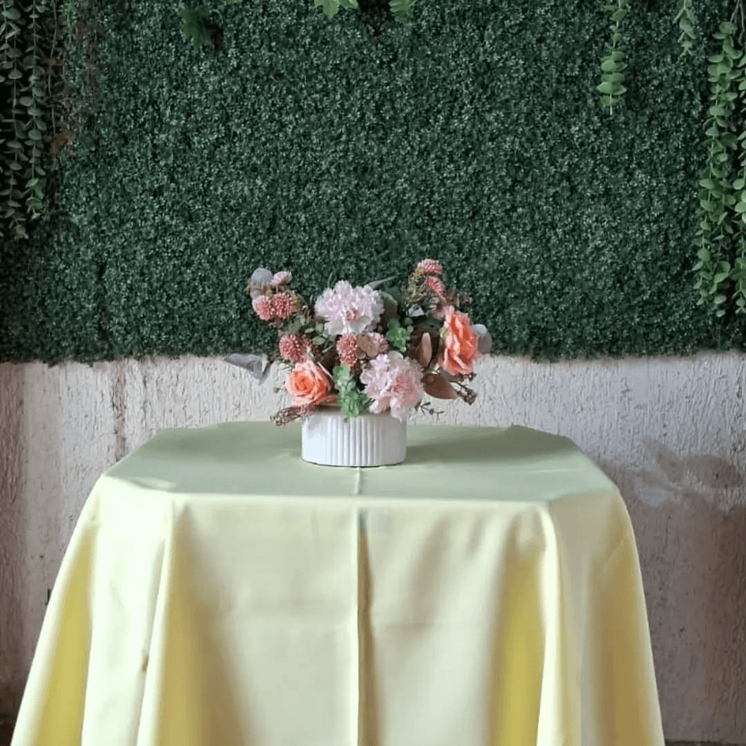 Mesa com toalha Oxford amarela e cadeiras brancas