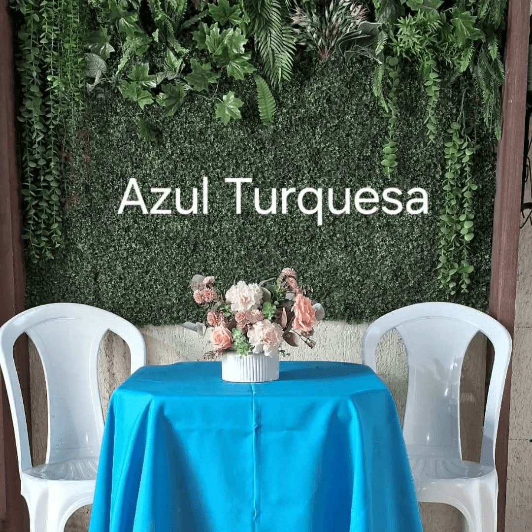 Mesa com toalha Oxford azul turquesa e cadeiras brancas