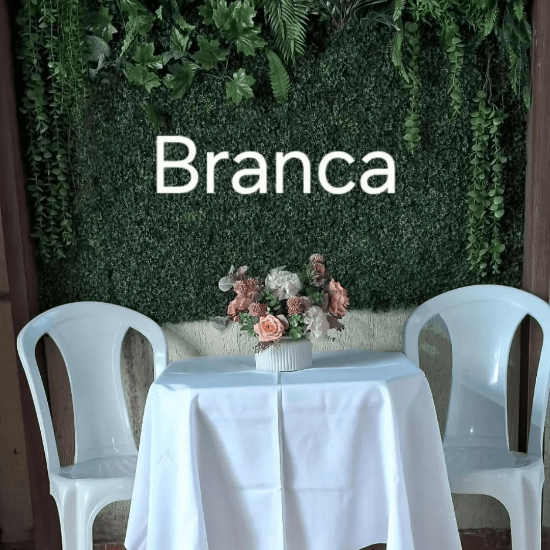 Mesa com toalha Oxford branca e cadeiras brancas