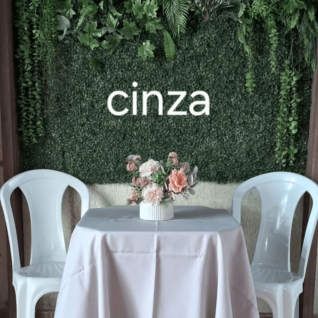 Mesa com toalha Oxford cinza e cadeiras brancas