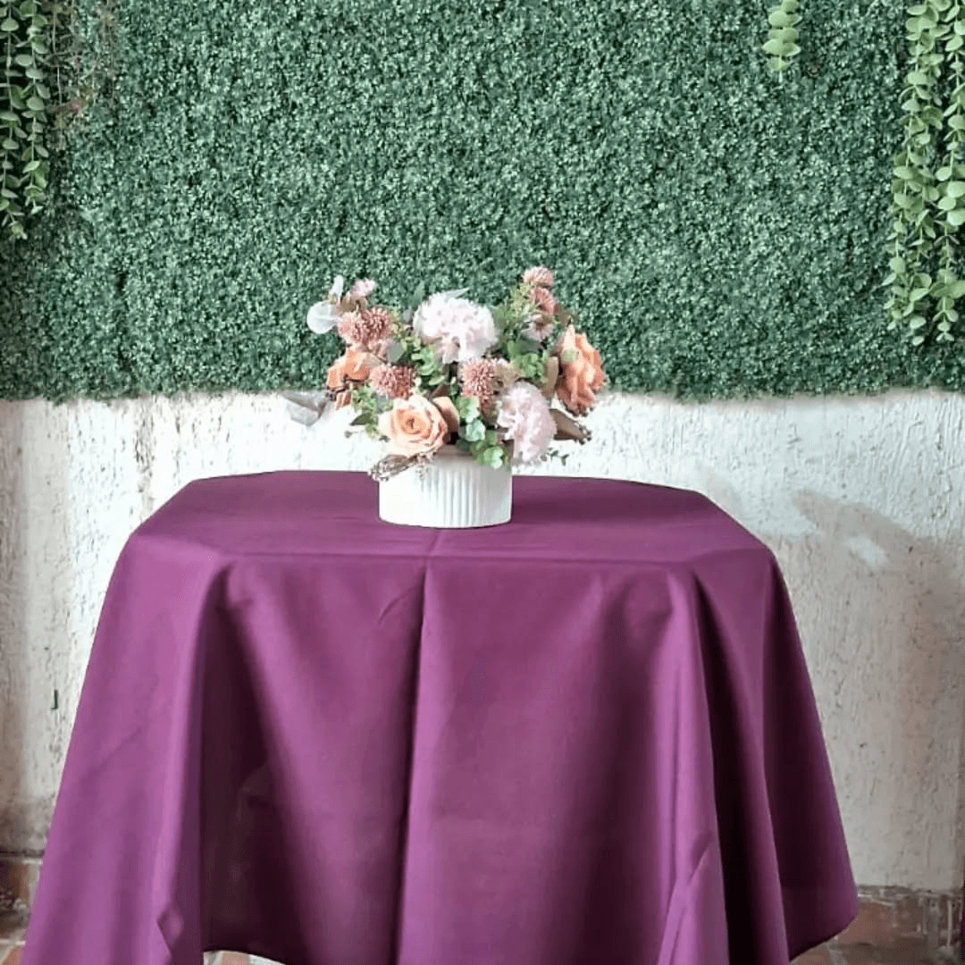 Mesa com toalha Oxford marsala e cadeiras brancas