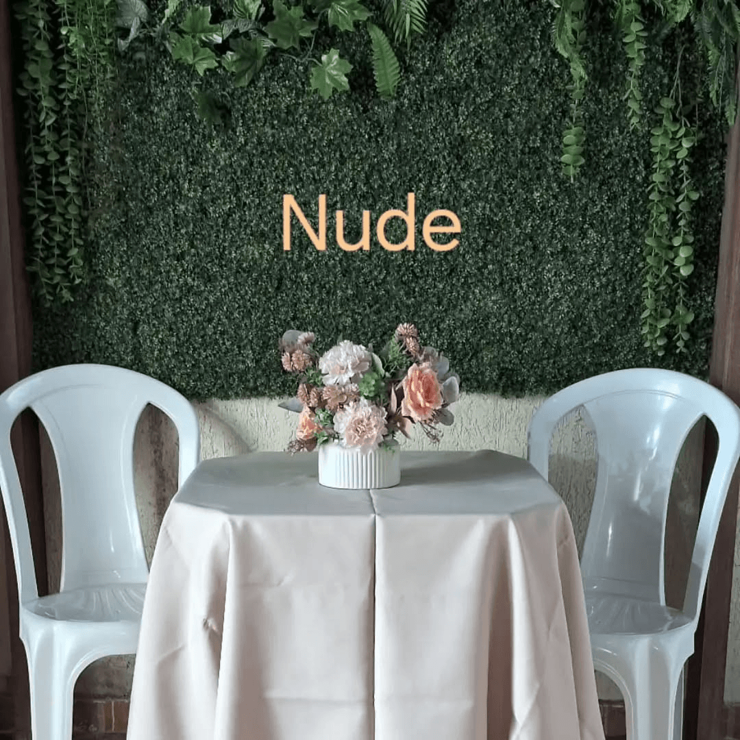 Mesa com toalha Oxford nude e cadeiras brancas