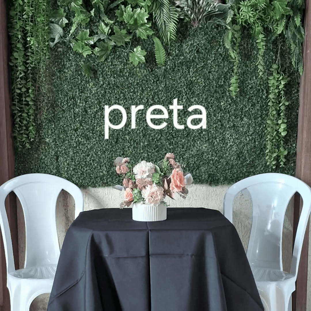 Mesa com toalha Oxford preta e cadeiras brancas