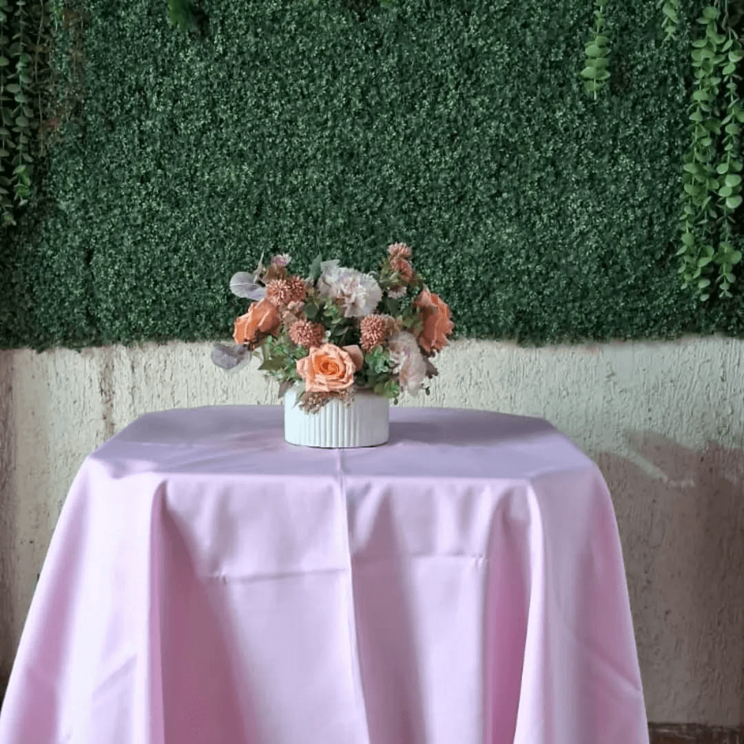 Mesa com toalha Oxford rosa e cadeiras brancas